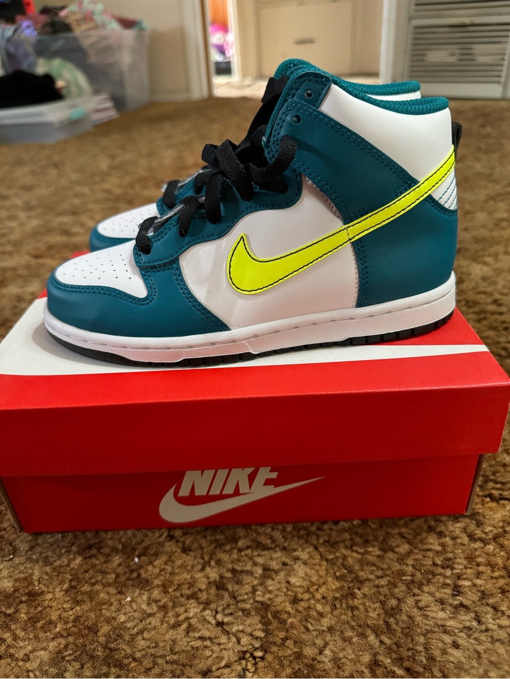 Nike Dunk High. Bright Spruce Volt